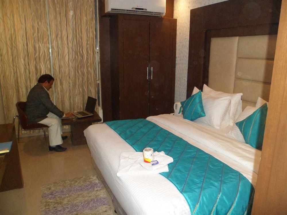 Hotel Shelton New Delhi Exteriör bild