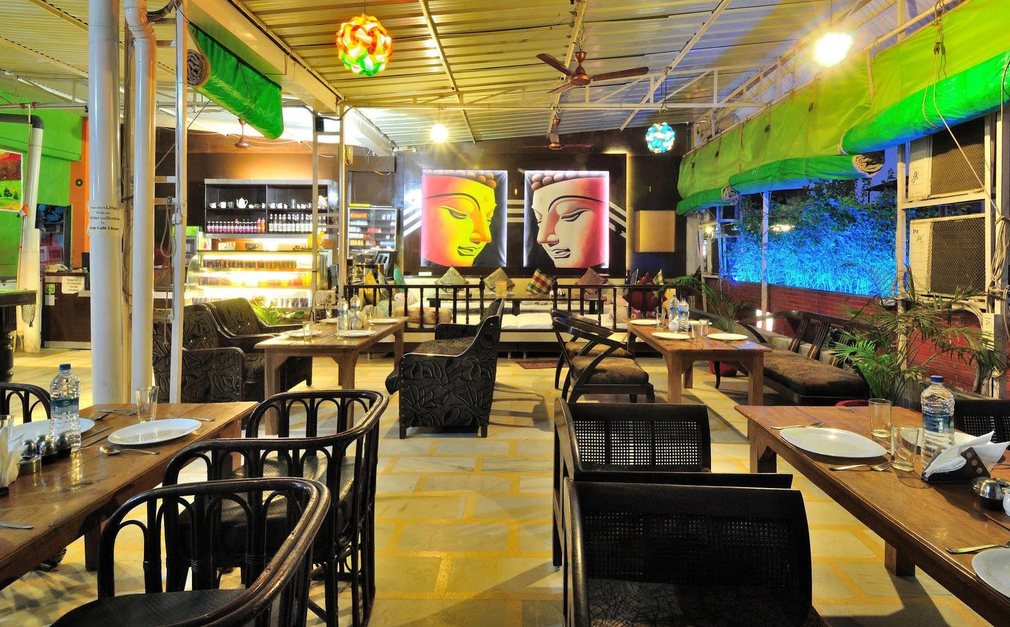 Hotel Shelton New Delhi Exteriör bild